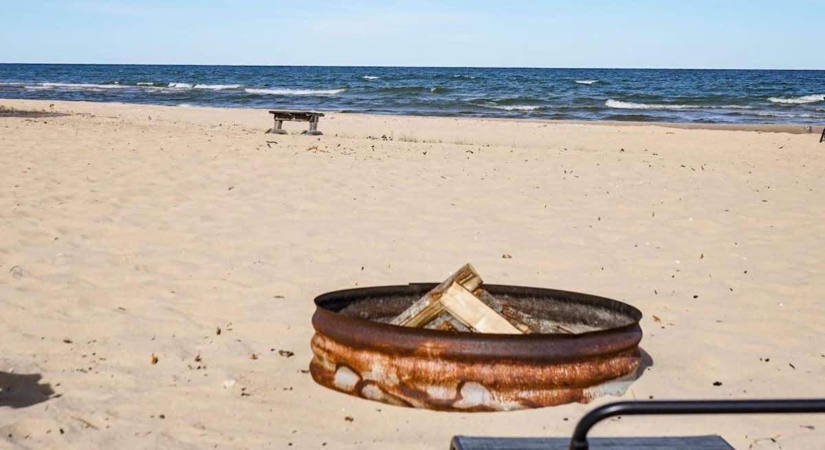 Beach Club Of Oscoda - The Lakeshore Cottage Bagian luar foto
